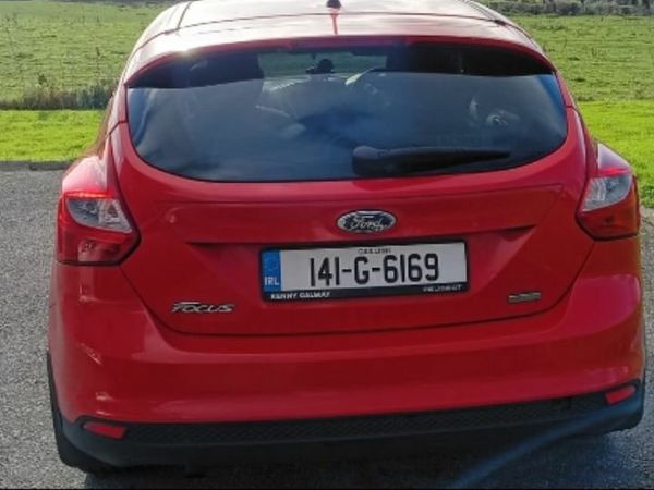 Ford Focus Hatchback, Petrol, 2014, Red