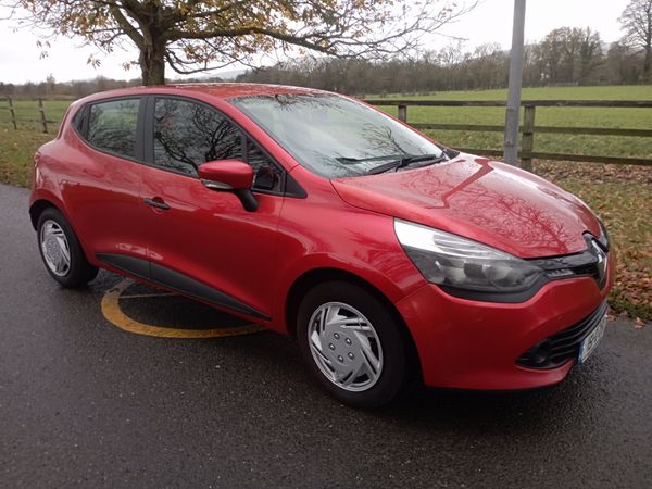 Renault Clio Hatchback, Petrol, 2015, Red