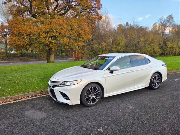 Toyota Camry Saloon, Petrol Hybrid, 2019, White
