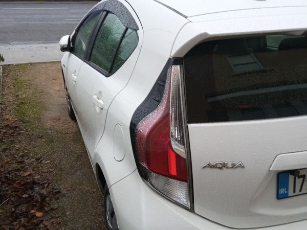 Toyota Aqua Hatchback, Petrol Hybrid, 2017, White