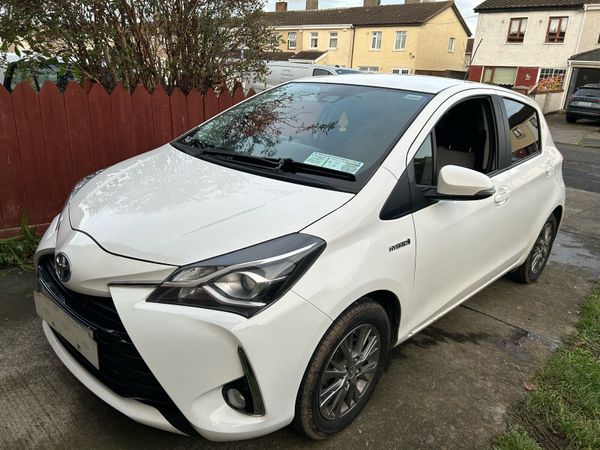 Toyota Yaris Hatchback, Petrol Hybrid, 2019, White