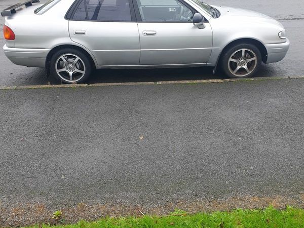 Toyota Corolla Saloon, Petrol, 2000, Silver