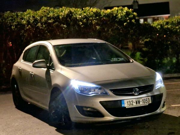 Vauxhall Astra Hatchback, Diesel, 2013, Silver