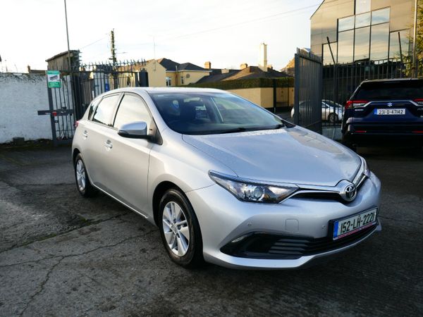Toyota Auris Hatchback, Diesel, 2015, Silver