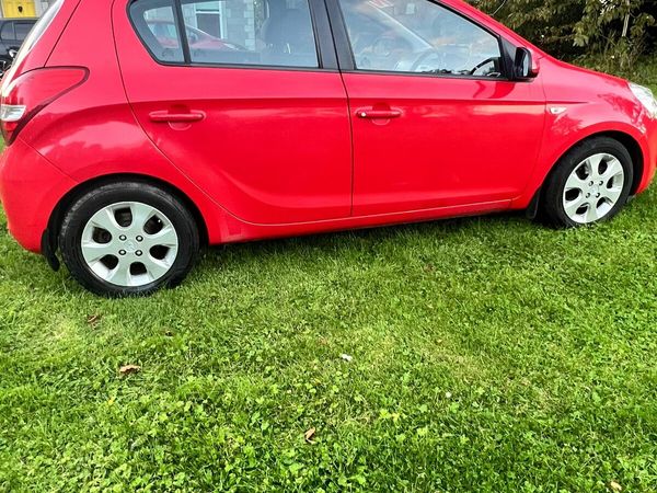 Hyundai i20 Hatchback, Diesel, 2011, Red