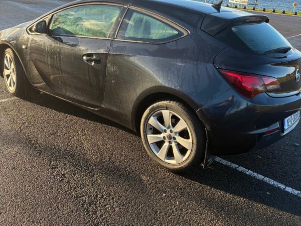 Opel Astra Hatchback, Petrol, 2012, Black