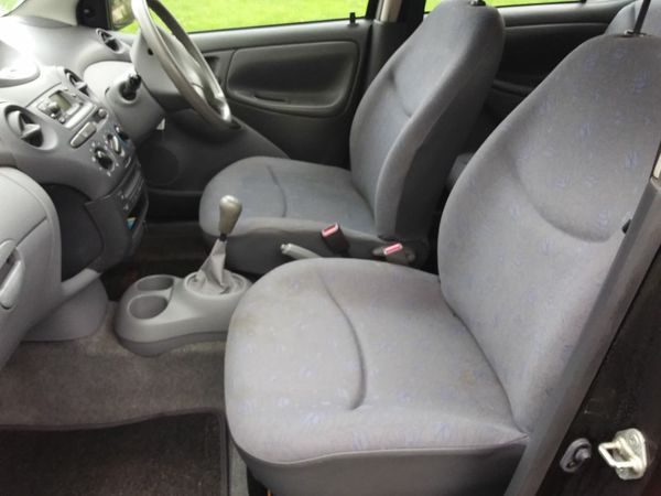 Toyota Yaris Hatchback, Petrol, 2003, Black