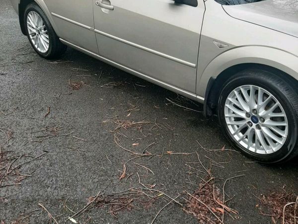 Ford Mondeo Saloon, Petrol, 2005, Silver