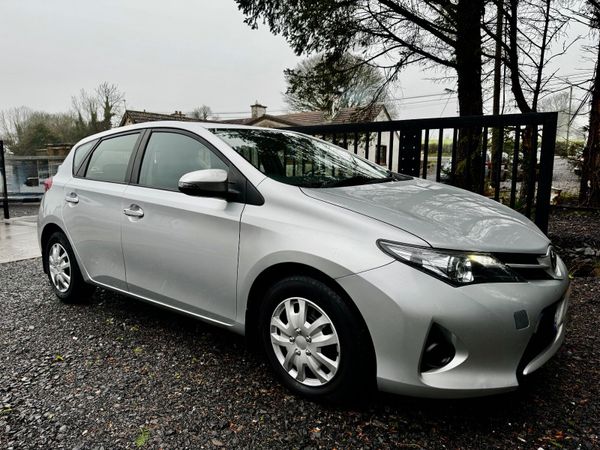 Toyota Auris Hatchback, Diesel, 2013, Silver