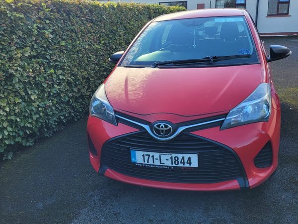 Toyota Yaris Hatchback, Petrol, 2017, Red