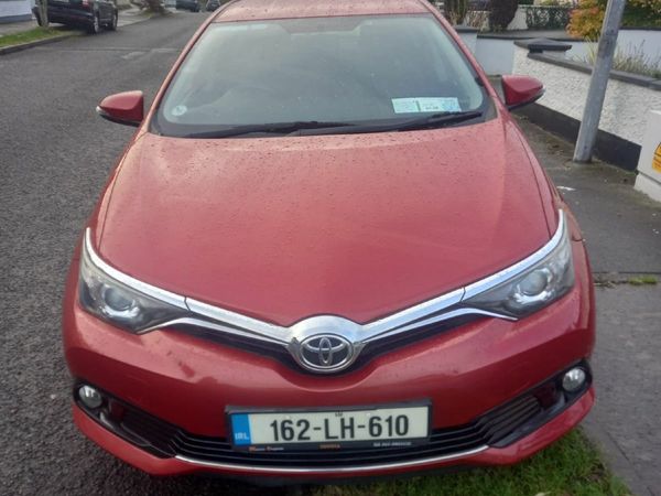 Toyota Auris Hatchback, Diesel, 2016, Red