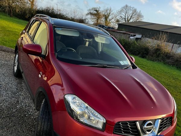 Nissan Qashqai Hatchback, Diesel, 2010, Red