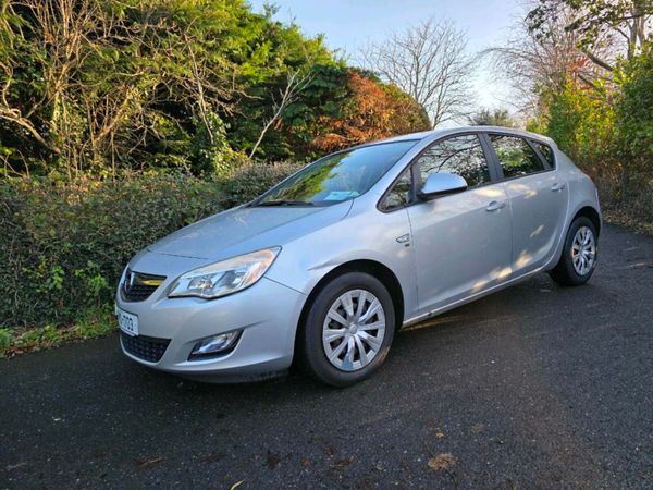 Opel Astra Hatchback, Petrol, 2011, Silver