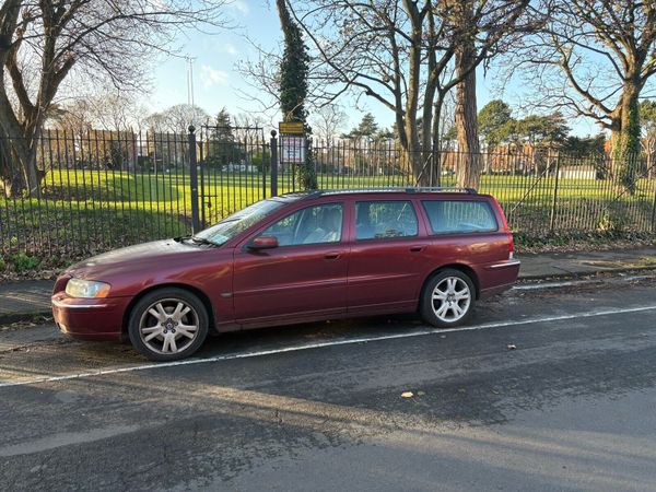 Volvo V70 Estate, Petrol, 2005, Red