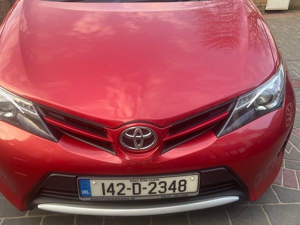 Toyota Auris Estate/Jeep, Diesel, 2014, Red