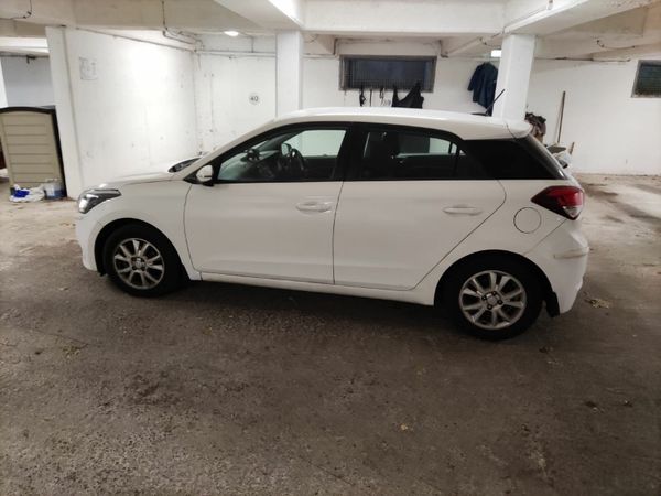 Hyundai i20 Hatchback, Petrol, 2018, White
