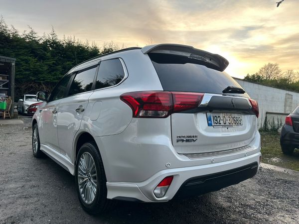 Mitsubishi Outlander SUV, Petrol Hybrid, 2019, White