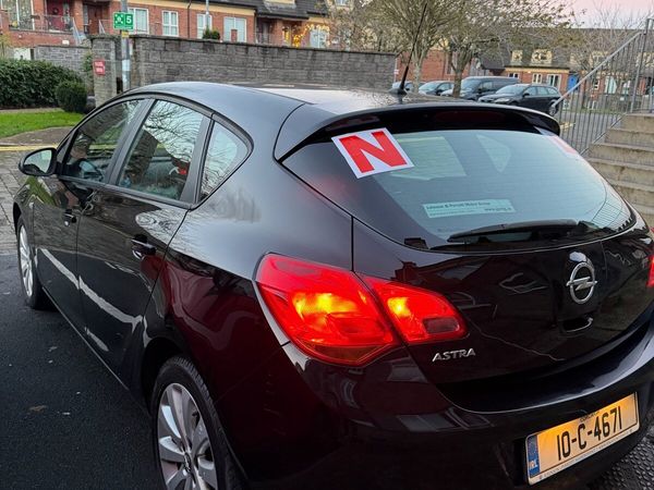 Opel Astra Hatchback, Petrol, 2010, Black