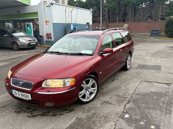 Volvo V70 Estate, Petrol, 2005, Red
