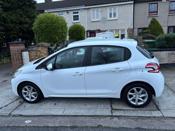 Peugeot 208 Hatchback, Petrol, 2015, White