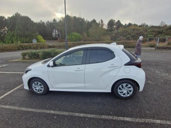 Toyota Yaris Hatchback, Petrol Hybrid, 2022, White