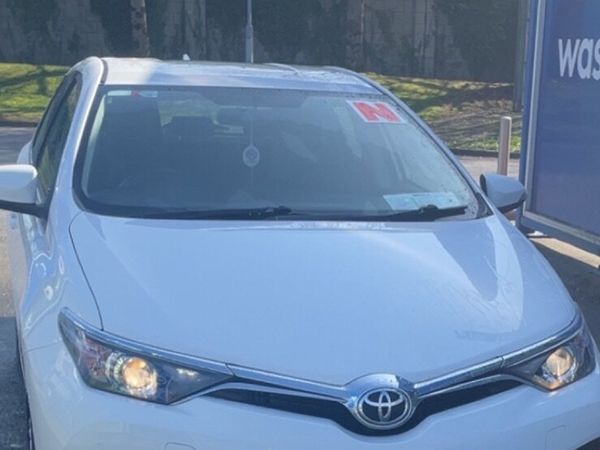 Toyota Auris Hatchback, Diesel, 2016, White