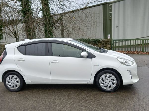 Toyota Aqua Hatchback, Petrol Hybrid, 2016, White