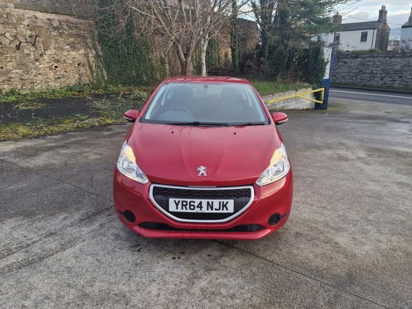 Peugeot 208 Hatchback, Petrol, 2014, Red