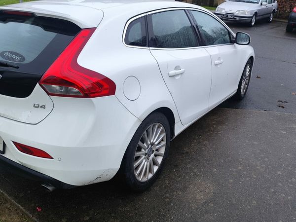 Volvo V40 Hatchback, Diesel, 2015, White