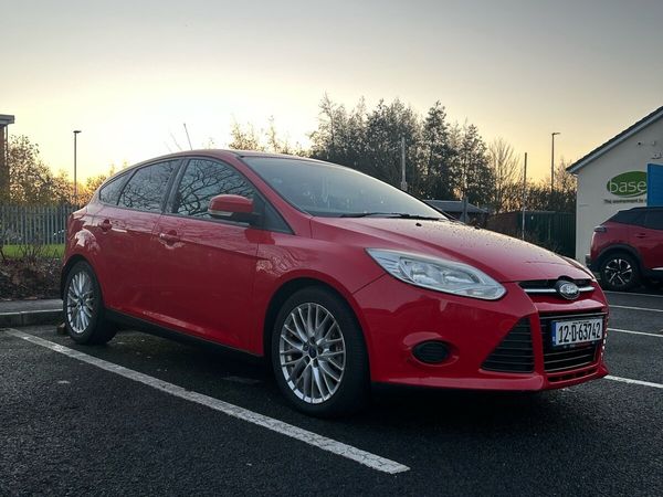 Ford Focus Hatchback, Petrol, 2012, Red