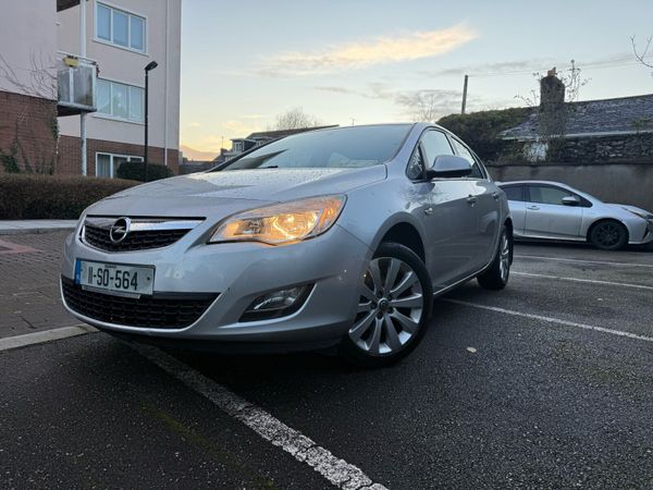 Opel Astra Hatchback, Petrol, 2011, Silver