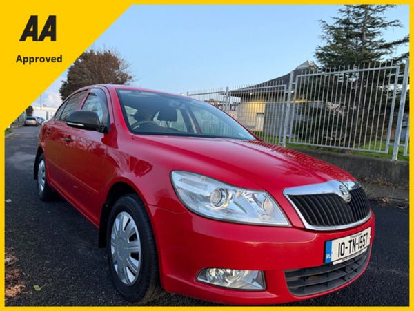 Skoda Octavia Hatchback, Petrol, 2010, Red