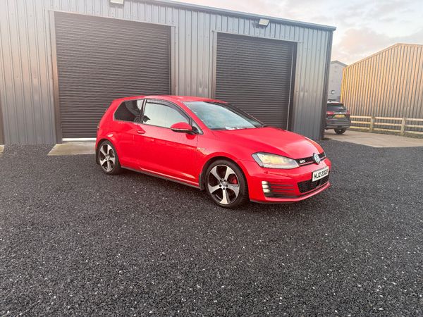 Volkswagen Golf Hatchback, Petrol, 2015, Red