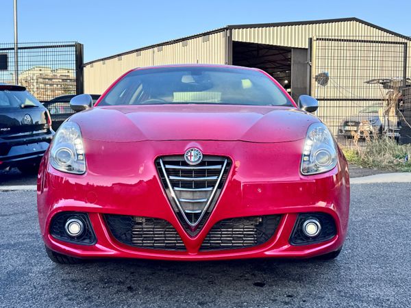 Alfa Romeo Giulietta Hatchback, Petrol, 2015, Red