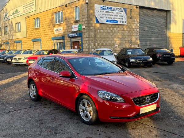 Volvo V40 Hatchback, Petrol, 2015, Red