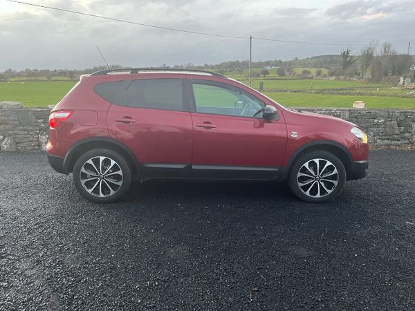 Nissan Qashqai Hatchback, Diesel, 2013, Red