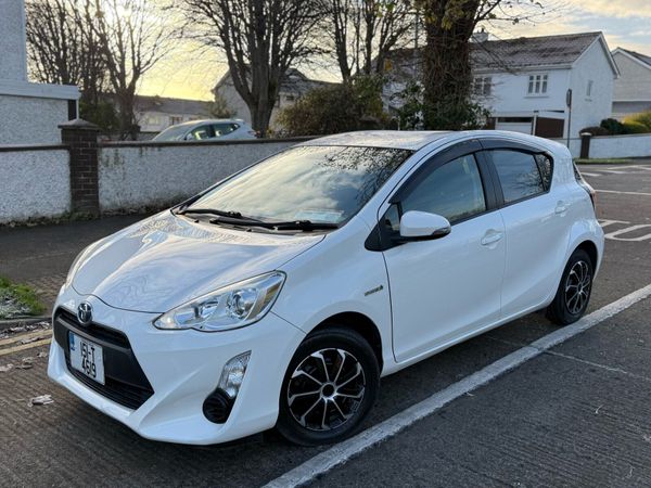 Toyota Aqua Hatchback, Petrol Hybrid, 2015, White
