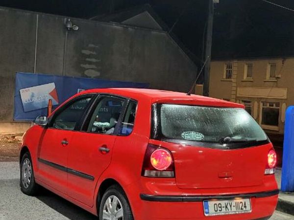 Volkswagen Polo Hatchback, Petrol, 2009, Red