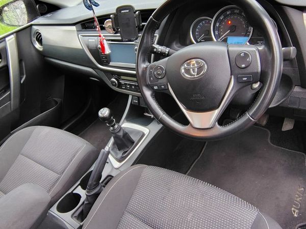 Toyota Auris Hatchback, Petrol, 2014, Red