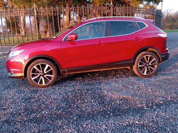 Nissan Qashqai Hatchback, Diesel, 2016, Red