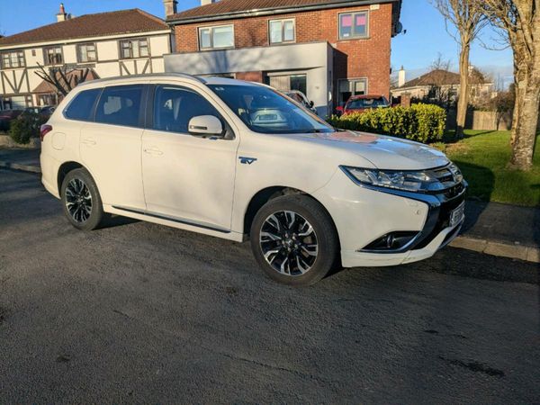 Mitsubishi Outlander SUV, Petrol Plug-in Hybrid, 2016, White