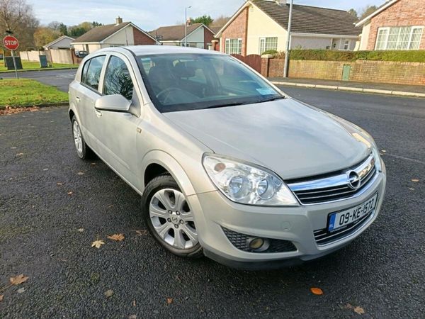 Opel Astra Hatchback, Petrol, 2009, Yellow