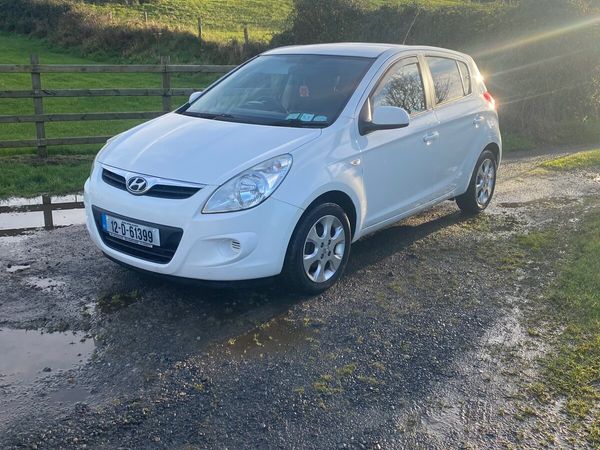Hyundai i20 Hatchback, Petrol, 2012, White