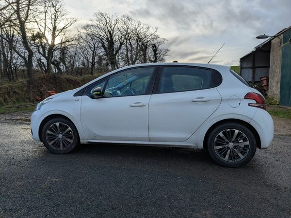 Peugeot 208 Hatchback, Petrol, 2016, White