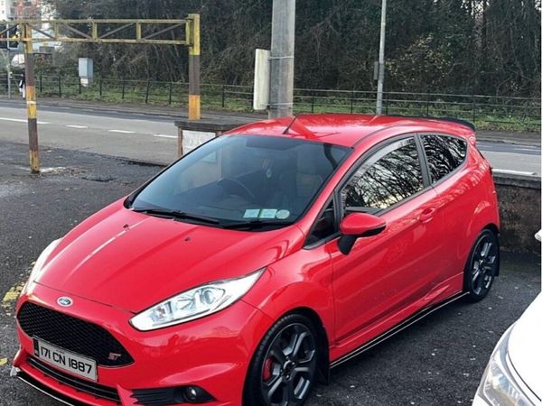 Ford Fiesta Hatchback, Petrol, 2017, Red
