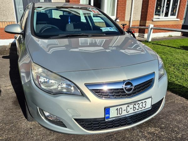 Opel Astra Hatchback, Petrol, 2010, Gold