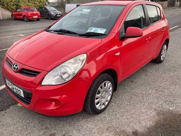 Hyundai i20 Hatchback, Petrol, 2011, Red