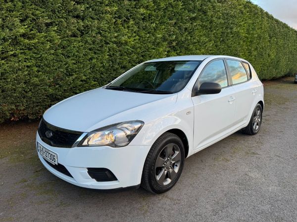 Kia Ceed Hatchback, Petrol, 2010, White