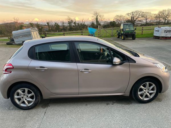 Peugeot 208 Hatchback, Petrol, 2014, Pink