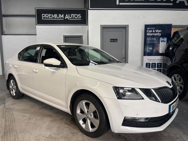 Skoda Octavia Hatchback, Petrol, 2018, White